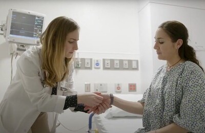 Кодирование Аквилонг в Межгорье Врач держит пациентку за руку